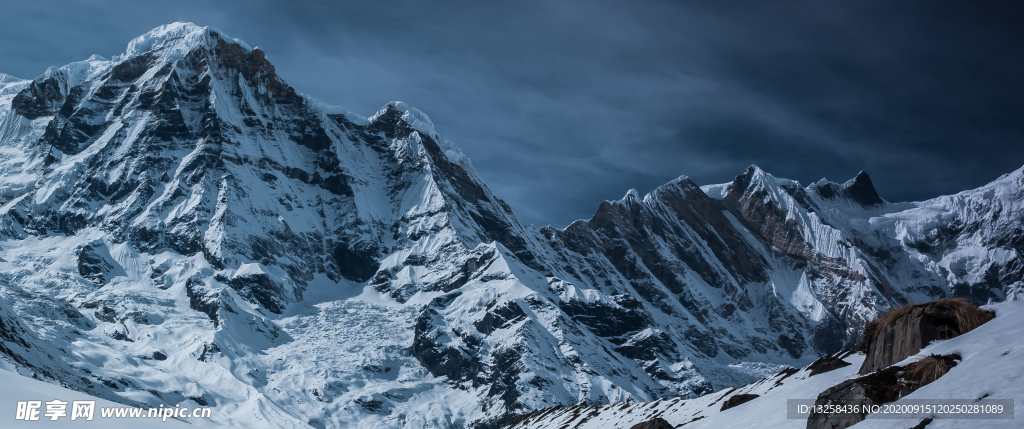 群山雪山天空风景背景