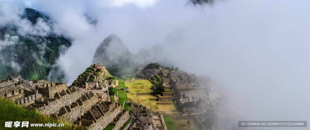 群山云雾古代建筑风景