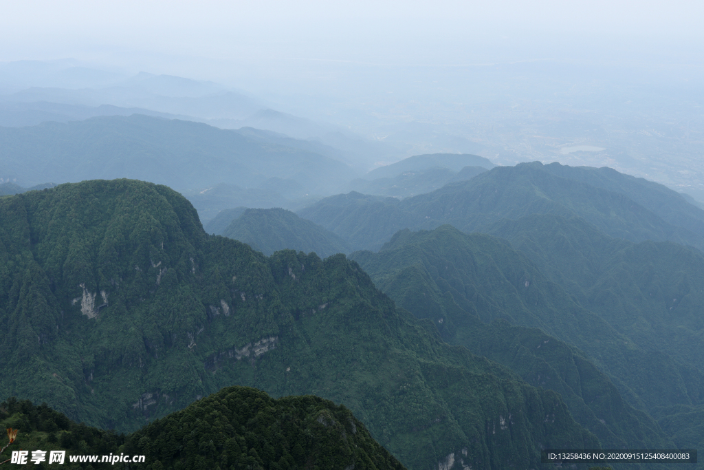 群山森林云雾风景背景