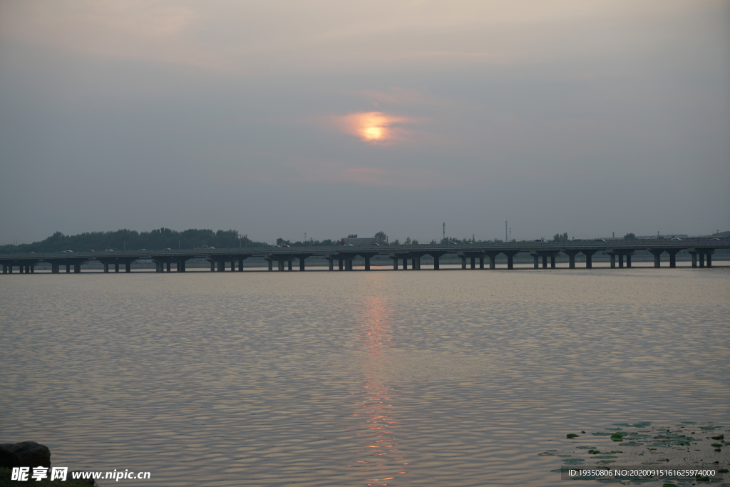 沈阳丁香湖黄昏的夕阳景色