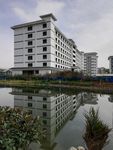 蓝天白云湖泊花园别墅建筑