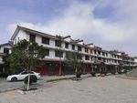 蓝天白云花园别墅建筑图片