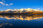 雪山靓影蓝天深湖摄影图