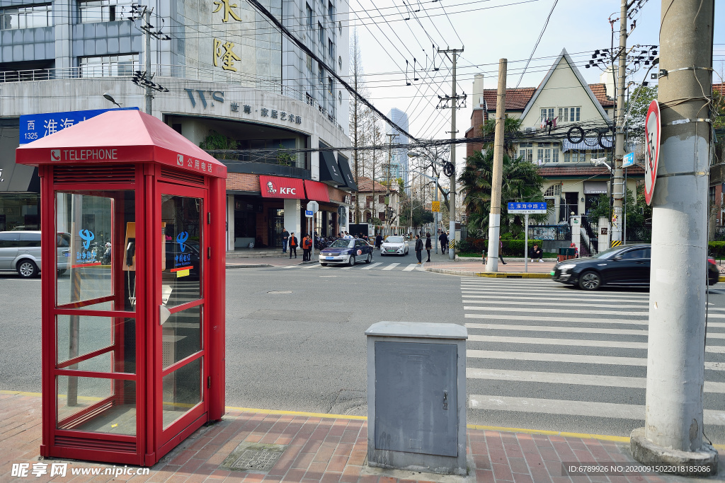 淮海路街头红色电话亭