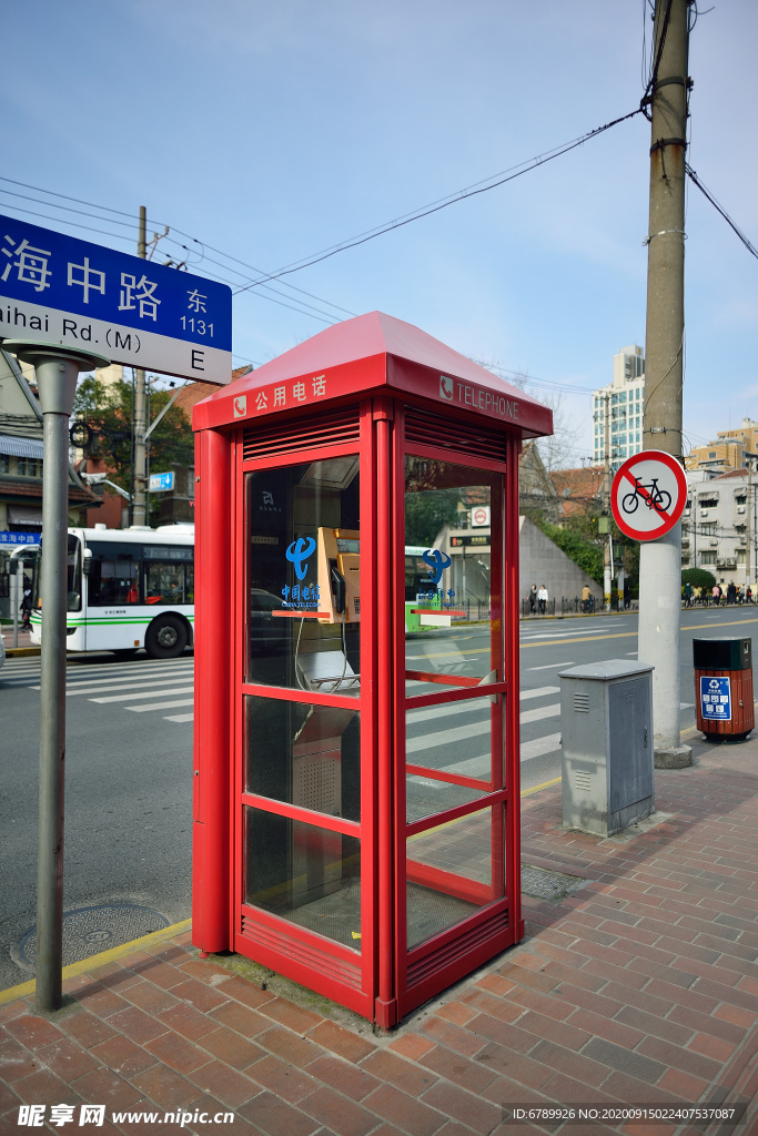 淮海路街头红色电话亭