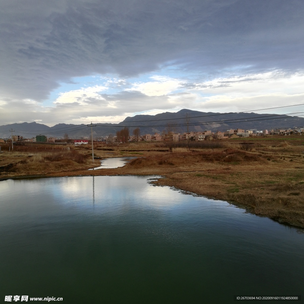 山村湖泊田野风景