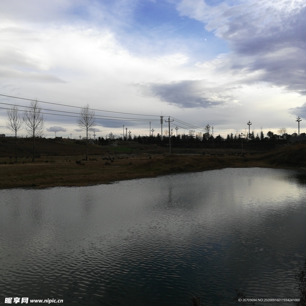 蓝天湖泊田野风景