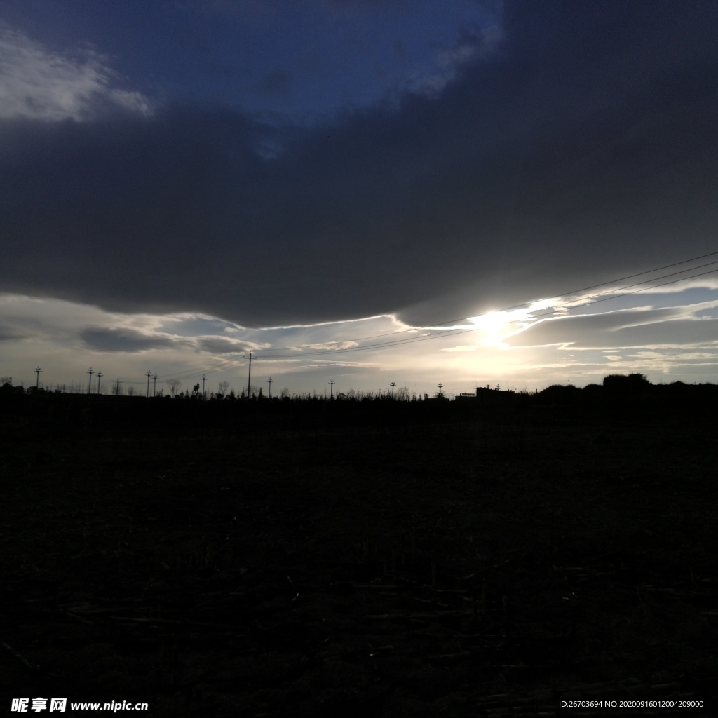 夕阳乌云荒野剪影风景