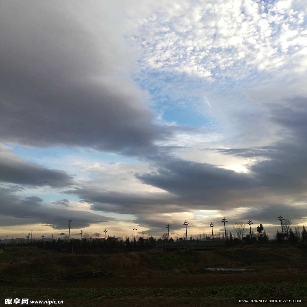 蓝天白云田野风景