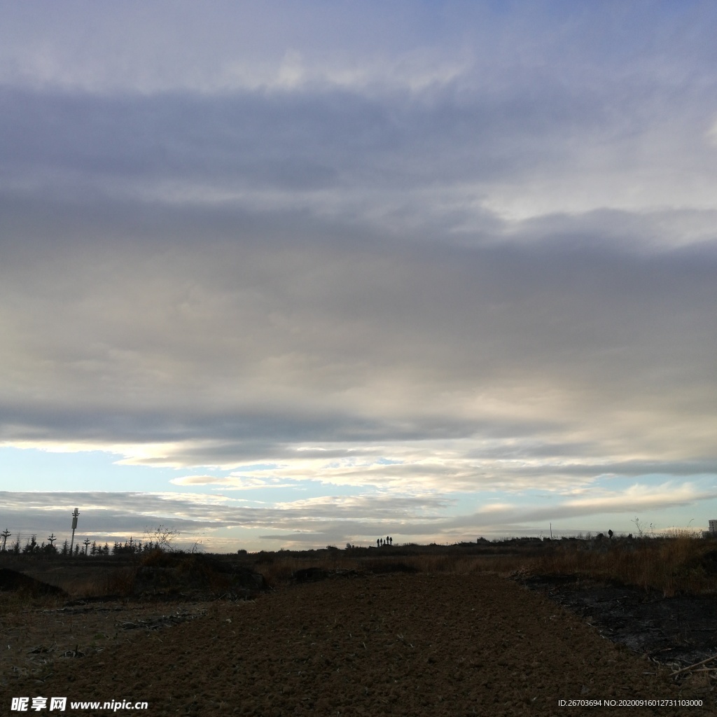 蓝天白云乡村田野风景