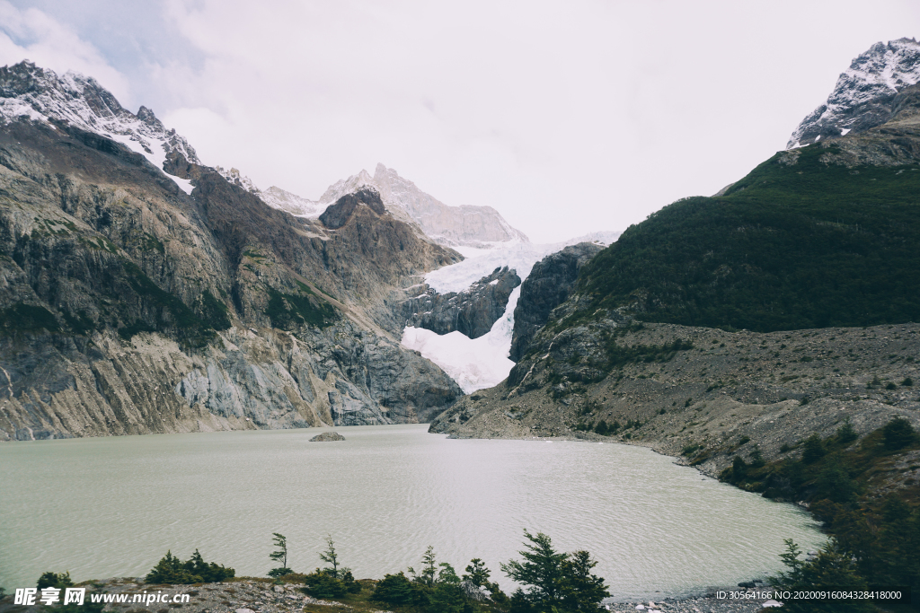 湖面山峰自然生态清新背景素材