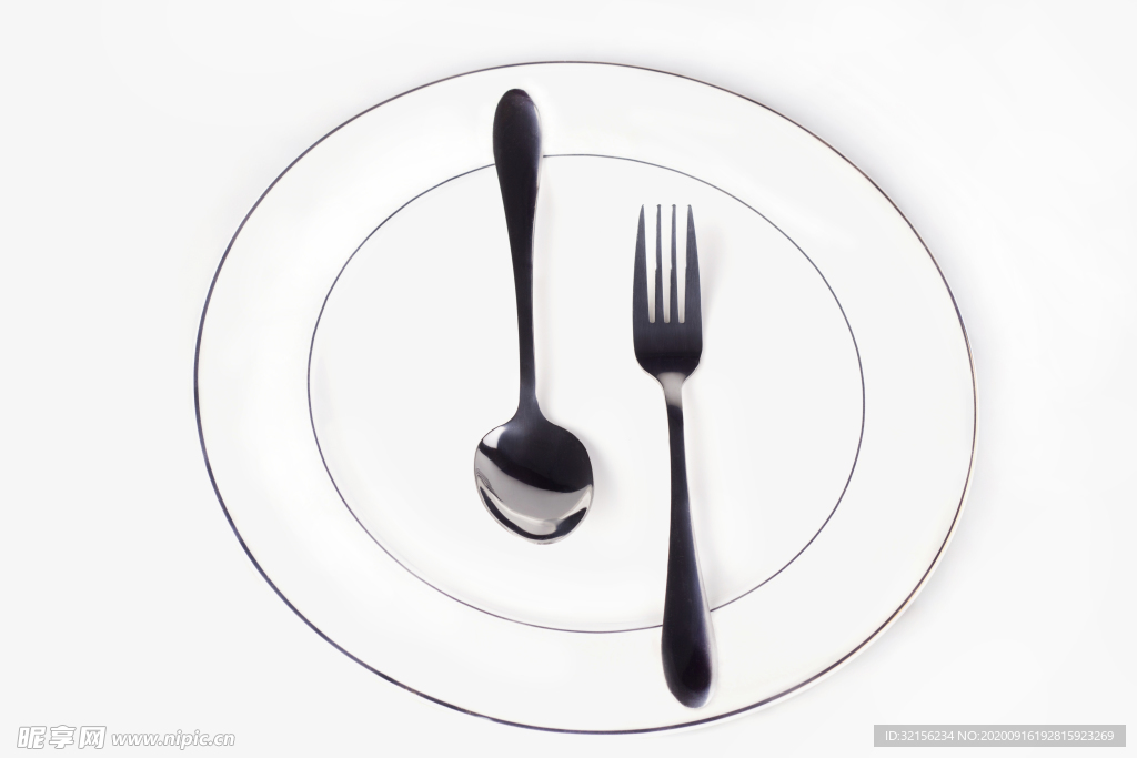白色的盘子和叉子