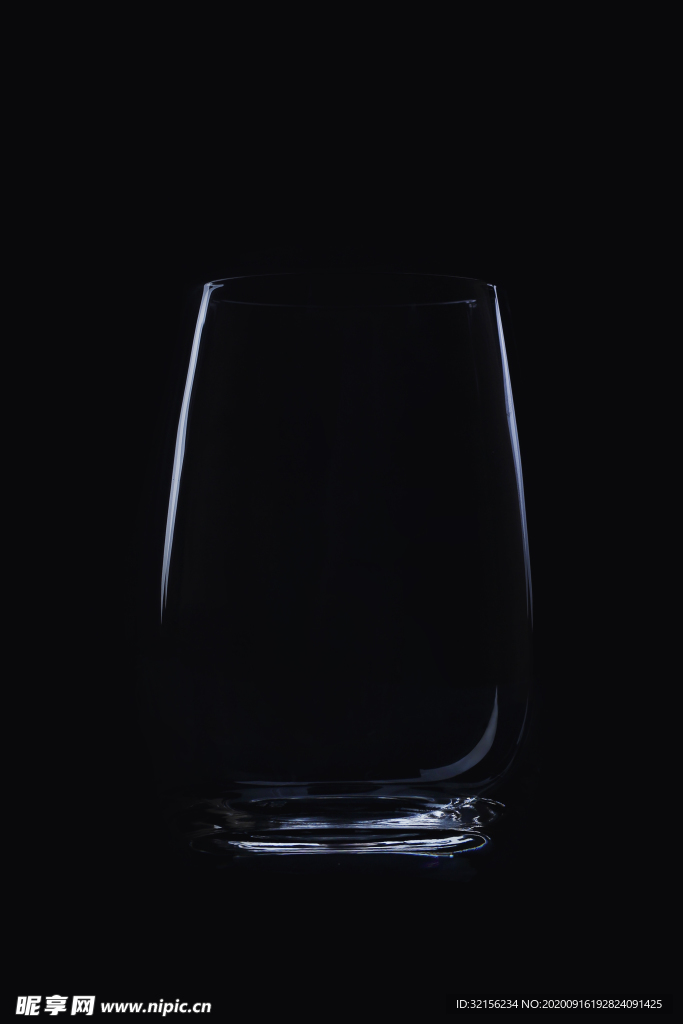 黑暗下的杯子