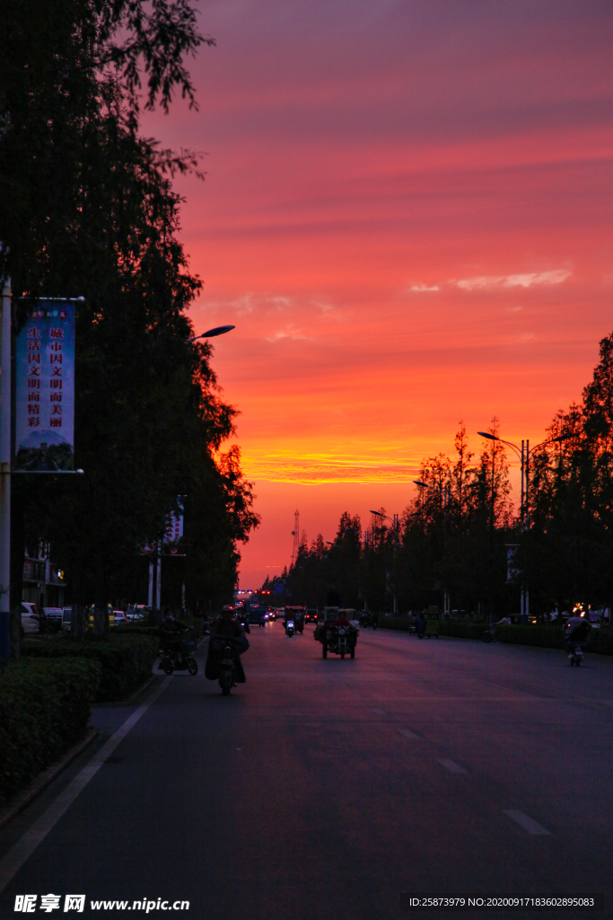 黄昏火烧云夜景