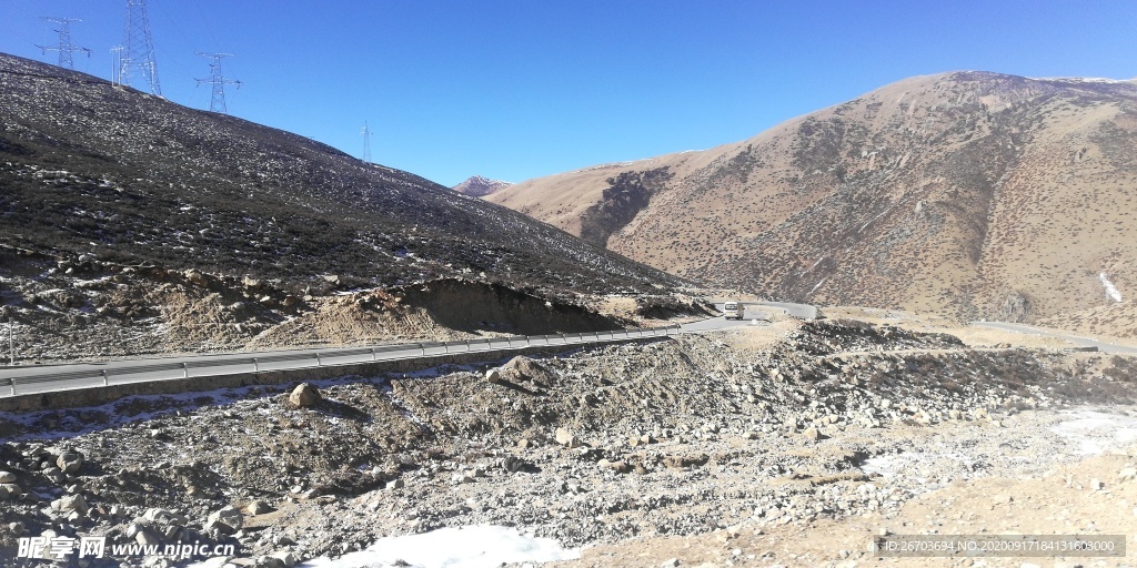 荒山公路风景图片