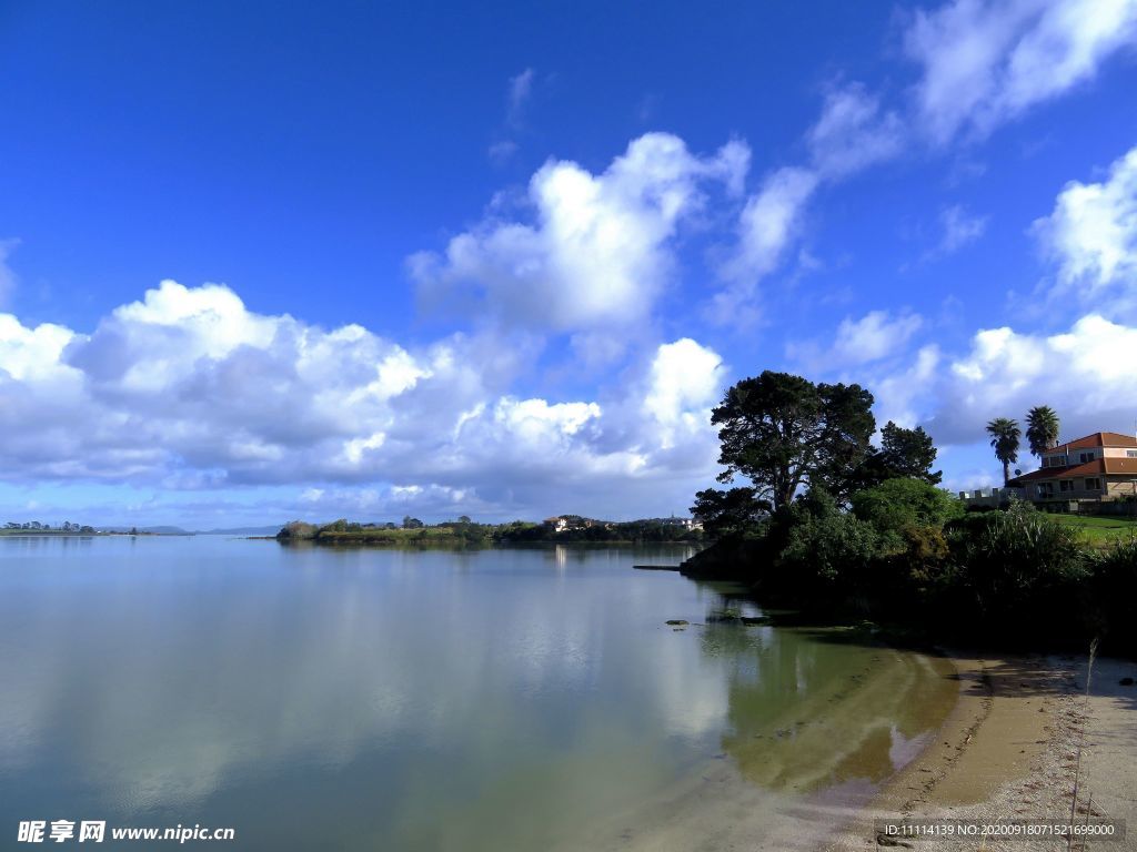 宁静的海滨小镇风景