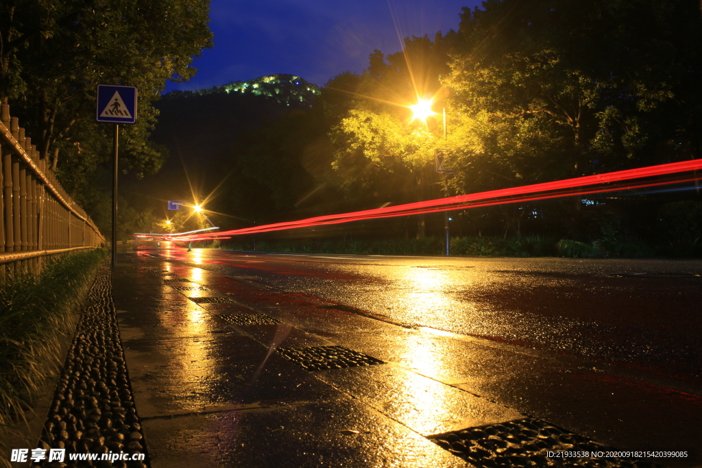 下雨时的城市道路湿水路面