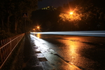 下雨时的城市道路湿水路面
