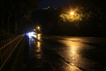 下雨时的城市道路湿水路面