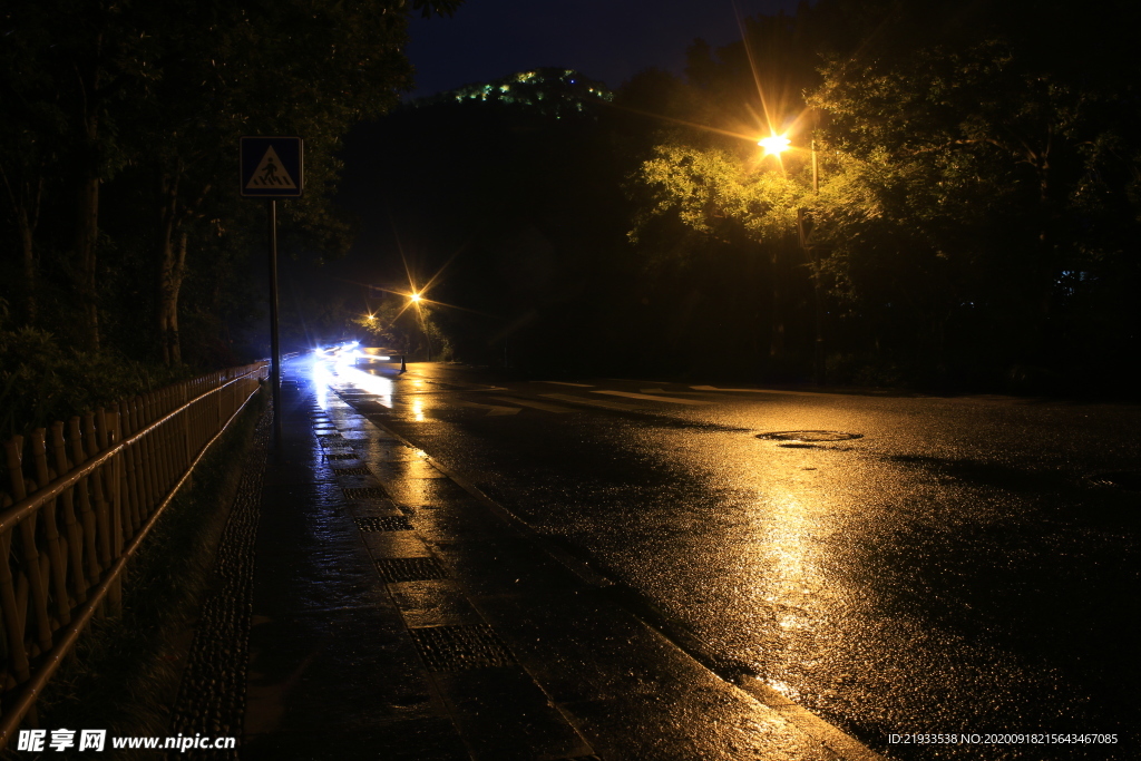 下雨时的城市道路湿水路面