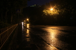 下雨时的城市道路湿水路面