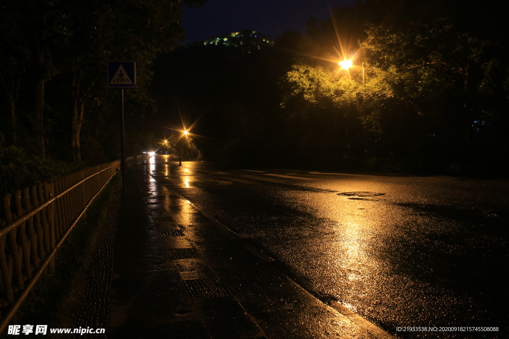 下雨时的城市道路湿水路面