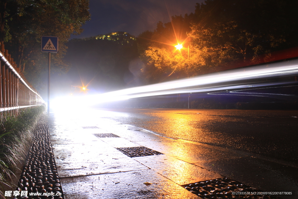 下雨时的城市道路湿水路面