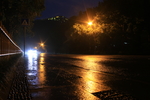 下雨时 的城市道路湿水路面