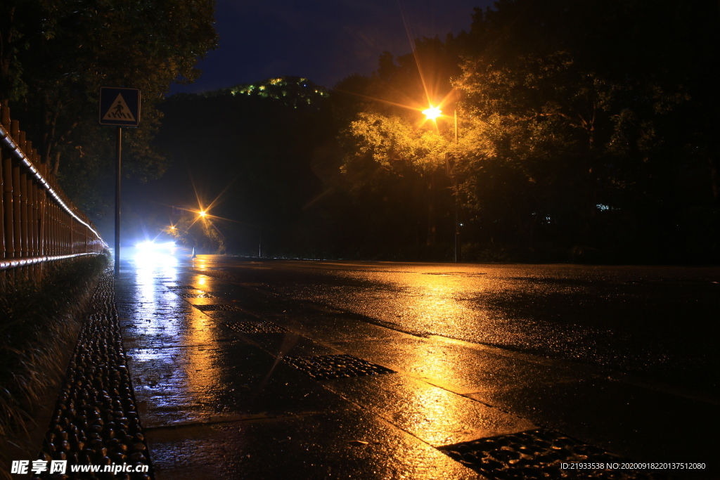 下雨时 的城市道路湿水路面