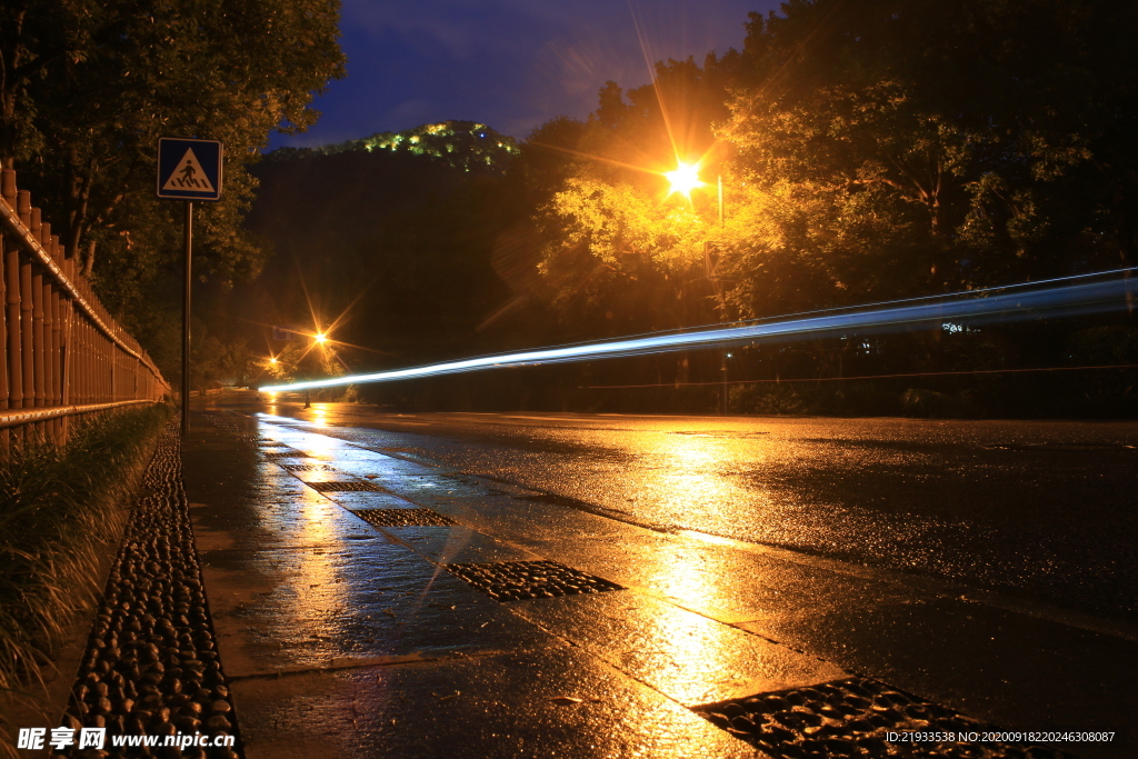 下雨时的城市道路湿水路面