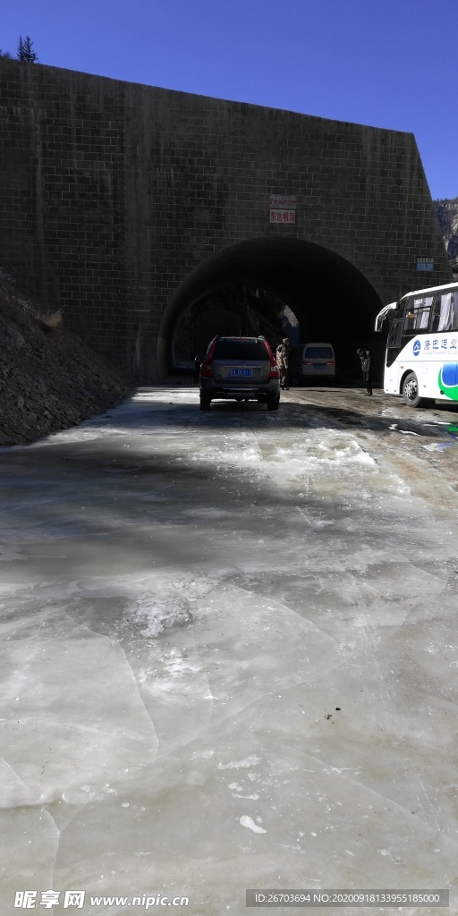 结冰的公路隧道口