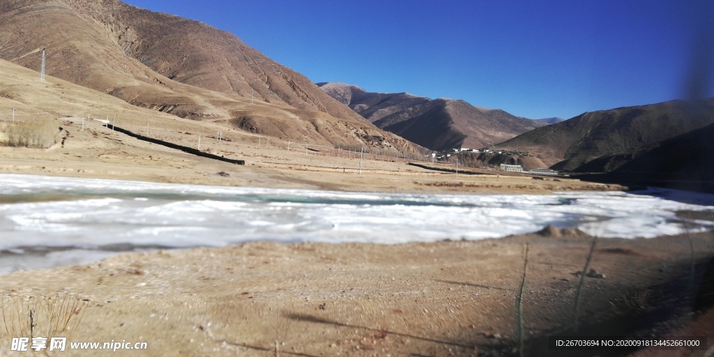 蓝天大山雪地