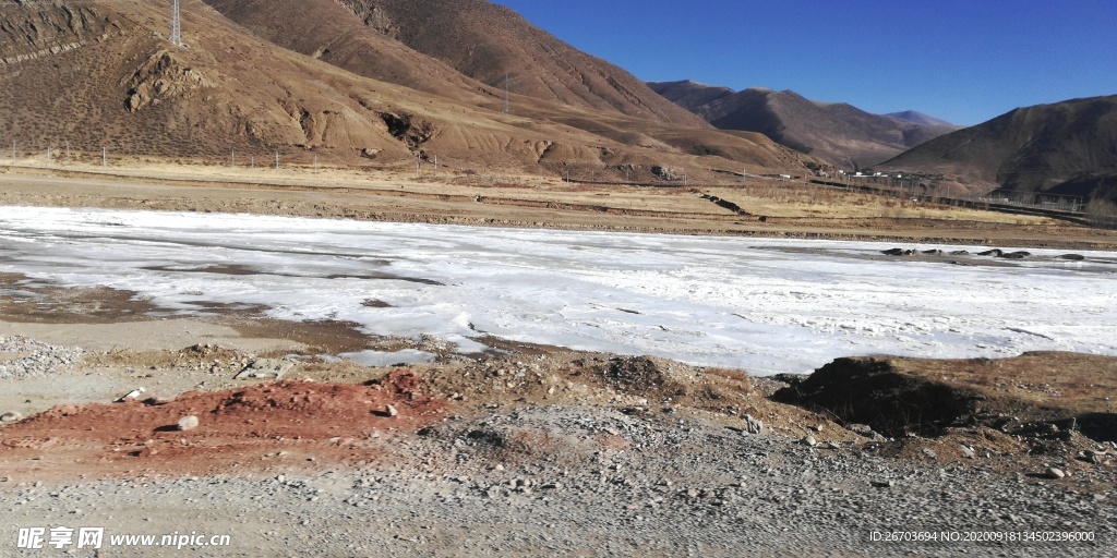 高山山村雪地风景