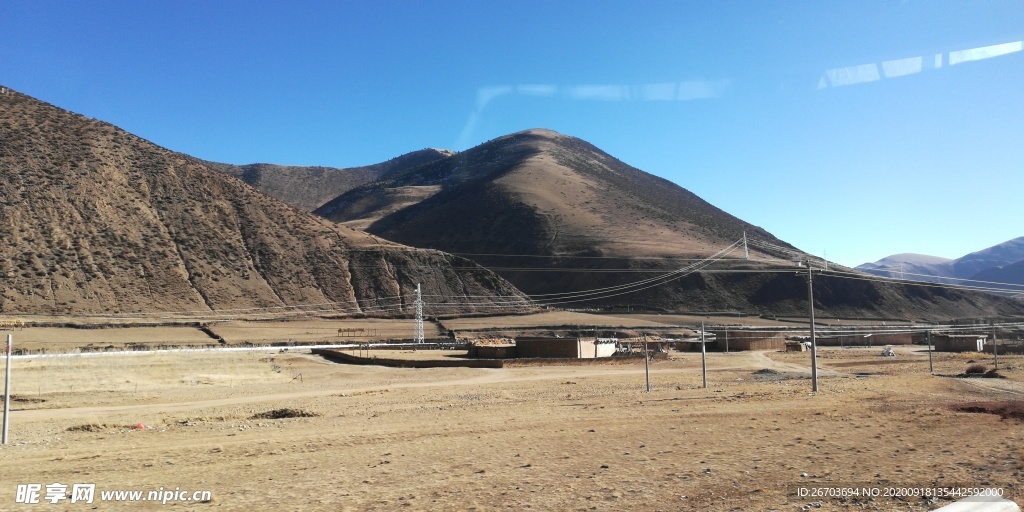 蓝天大山乡村风景