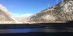 蓝天高山河谷风景