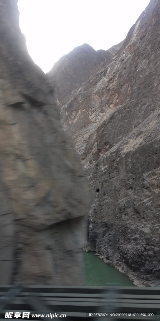 高山峡谷小河风景