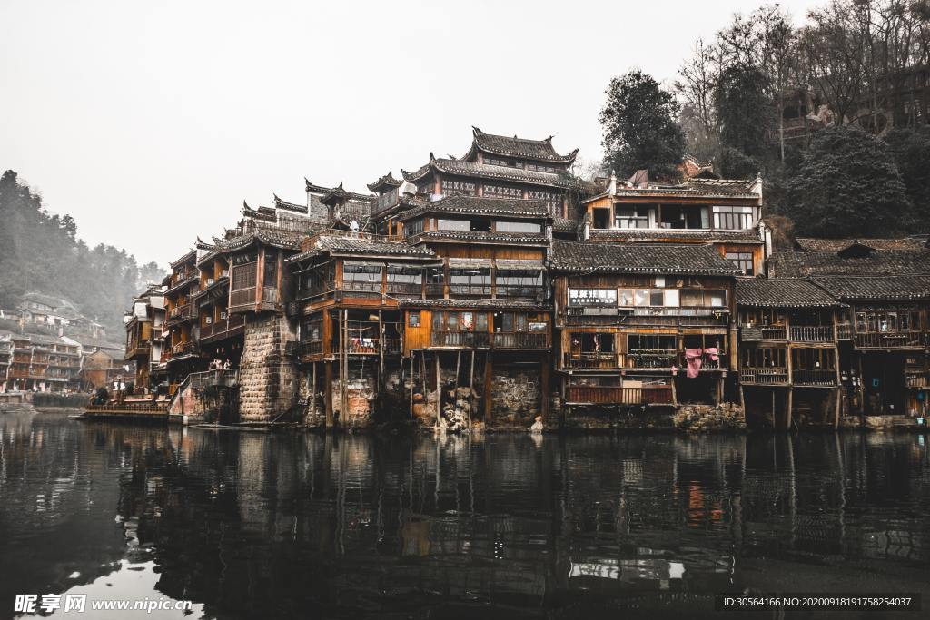 小镇湖面旅游景点景区背景素材