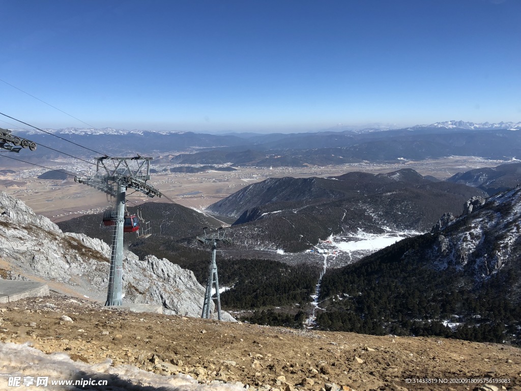 雪山上行走的索道