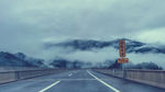 云雾缭绕的高速路