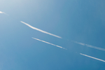 天空中飞机拉线