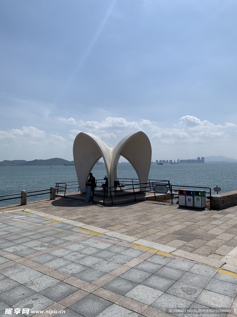 青岛海边凉亭