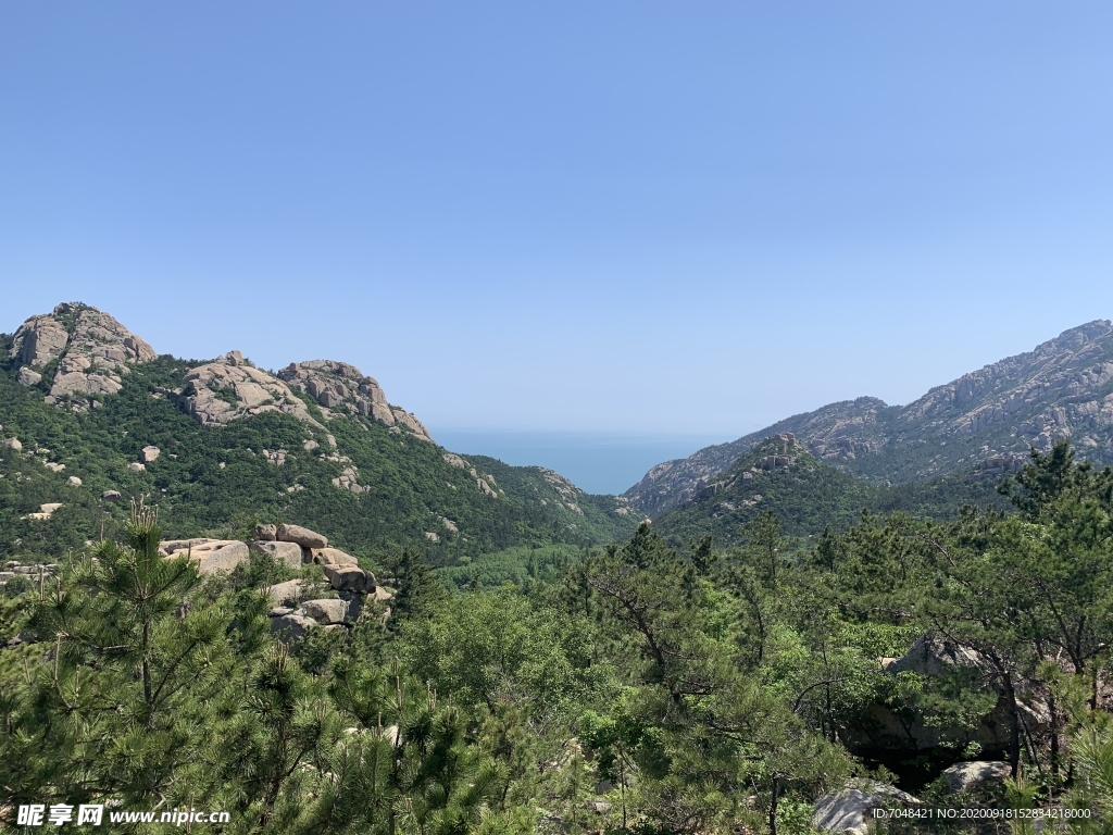 蓝天高山绿树