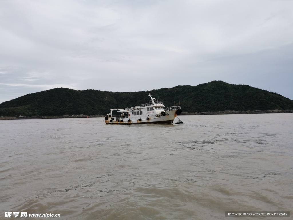 海上的船