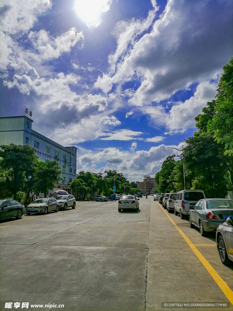 蓝天白云车道路天空