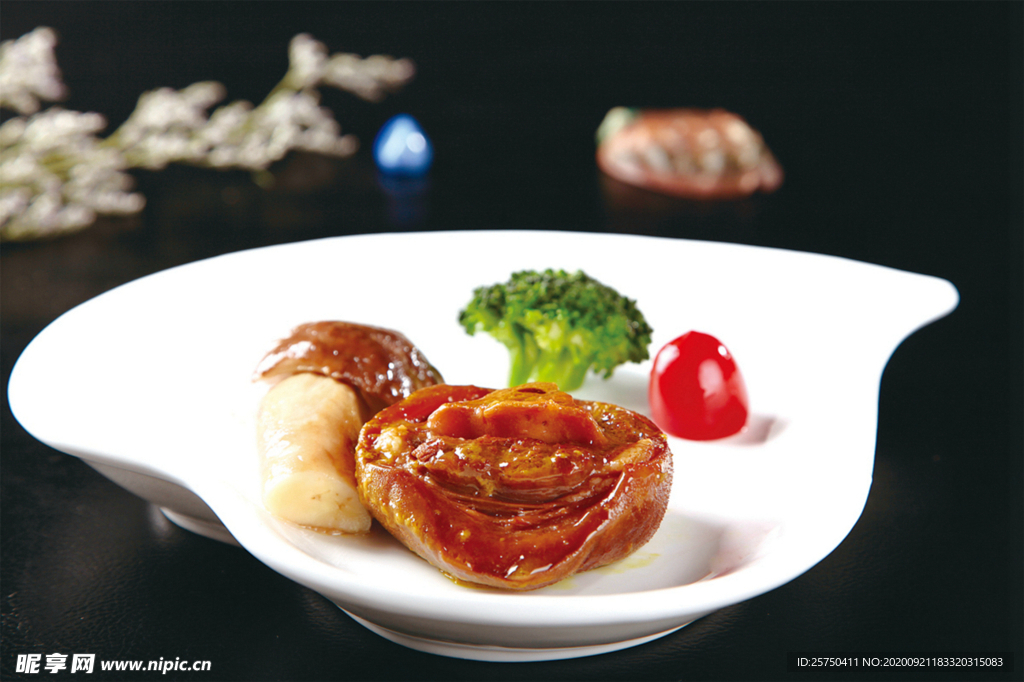 牛尾配牛肝菌