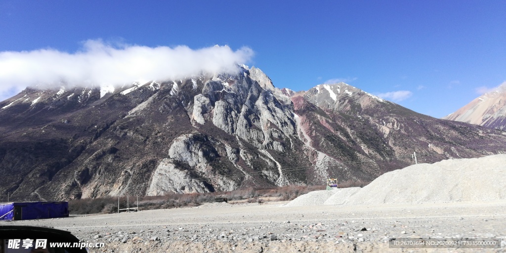 蓝天白云高山山峰风光