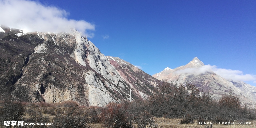 蓝天白云山峰风光