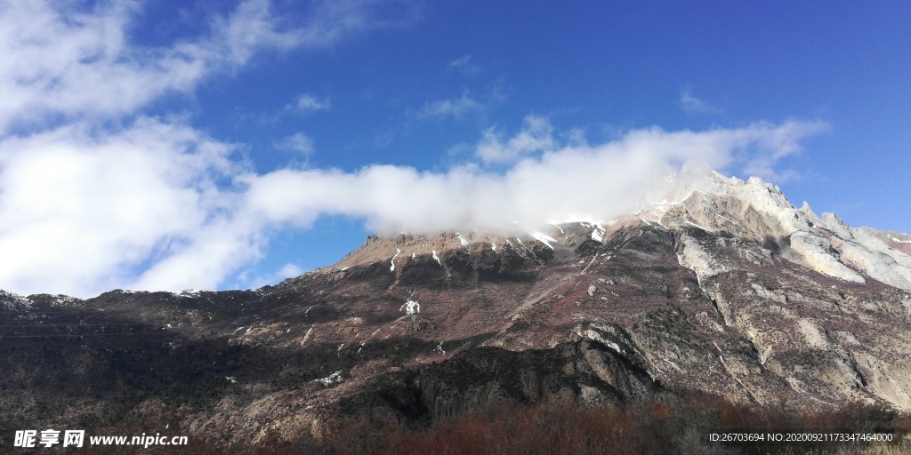 蓝天白云高山风景