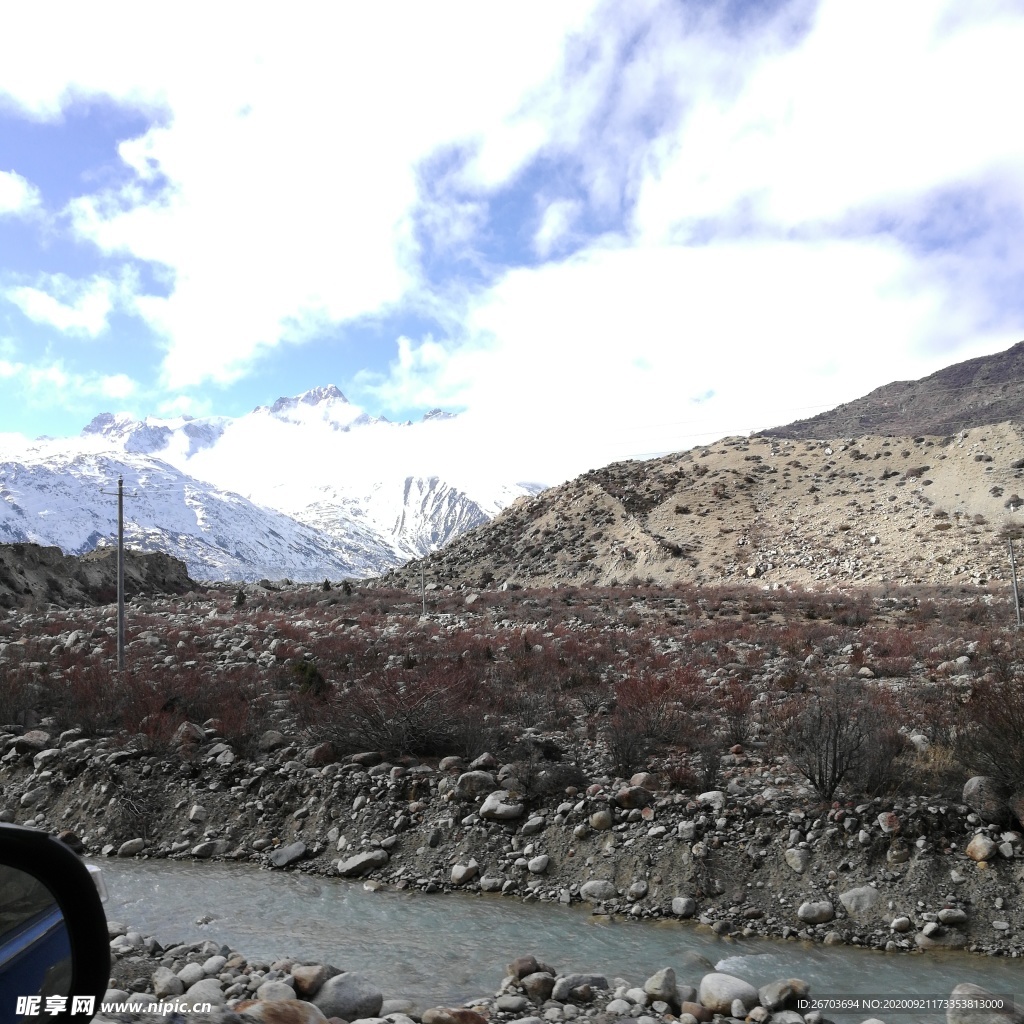 蓝天白云高山河流风光