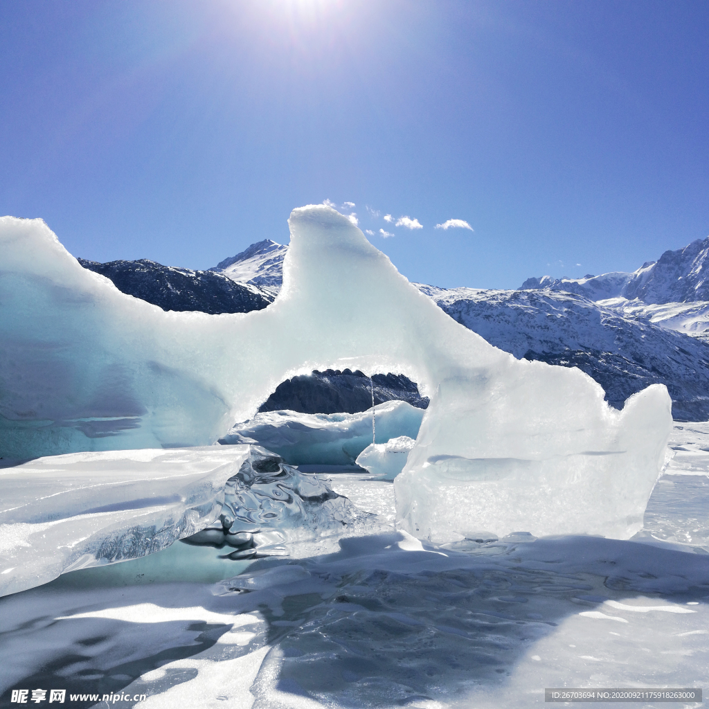 蓝天雪地冰川风景